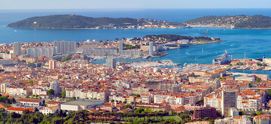 Vue des toits des habitation à Toulon dans le Var - 83